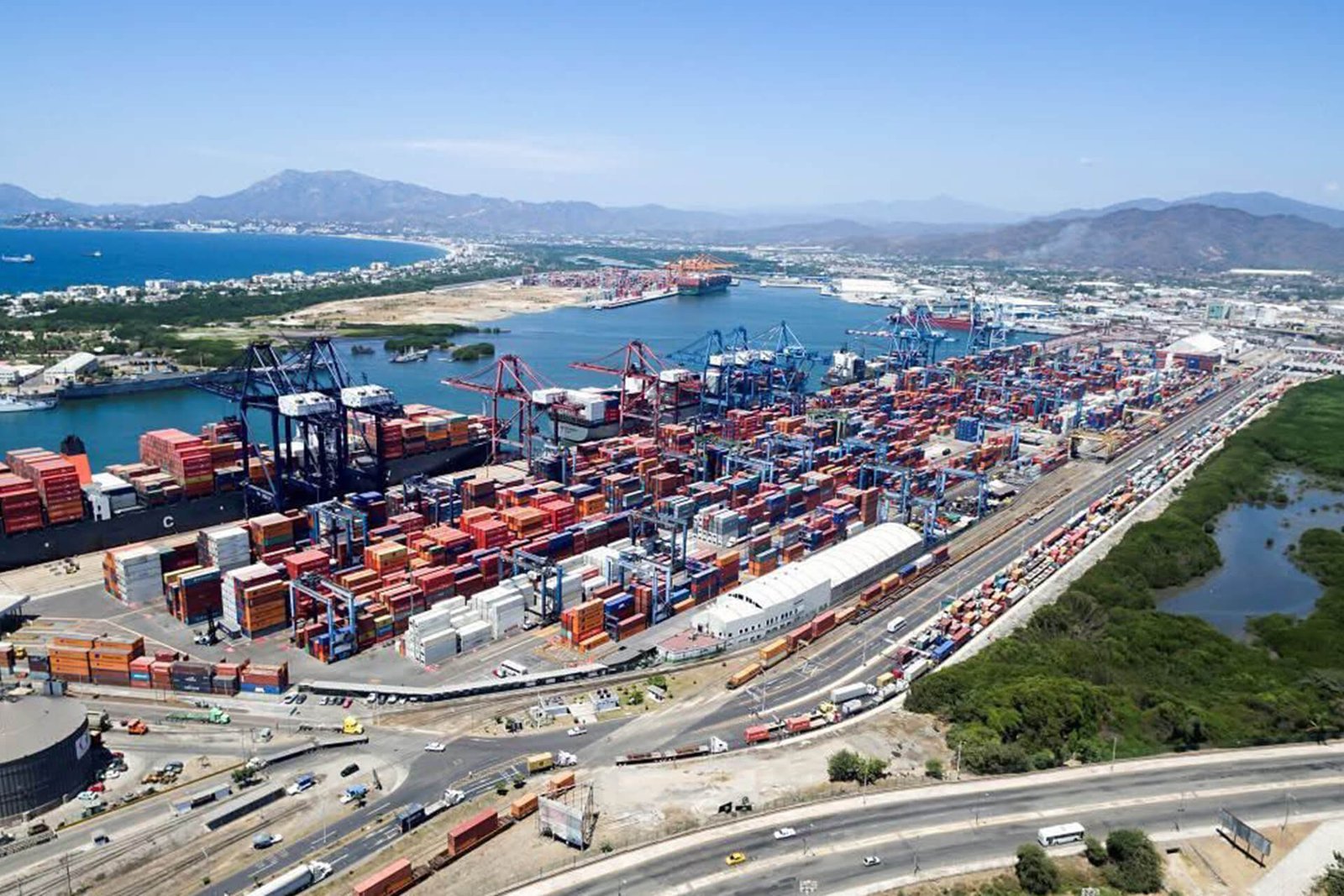 El rendimiento del tráfico en el puerto de Manzanillo sigue siendo inadecuado, y la congestión en la entrada y salida principal del puerto está empeorando