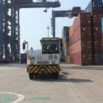 2026年墨西哥拉扎罗·卡德纳斯港 (Lázaro Cárdenas) 集装箱码头内部作业场景，反映当前墨西哥海运拥堵现状。