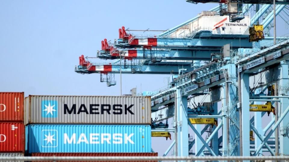 马士基 (Maersk) 集装箱在墨西哥拉扎罗港 APM 码头堆放。集装箱滞留与高昂滞箱费引发国际船司联手投诉。